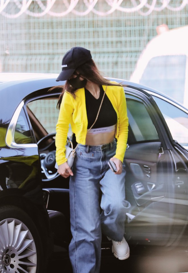 Giữa scandal ly h&ocirc;n Huỳnh Hiểu Minh, Angela Baby li&ecirc;n tiếp cố t&igrave;nh mặc trang phục t&aacute;o bạo, khoe v&ograve;ng eo triệt để - Ảnh 1.