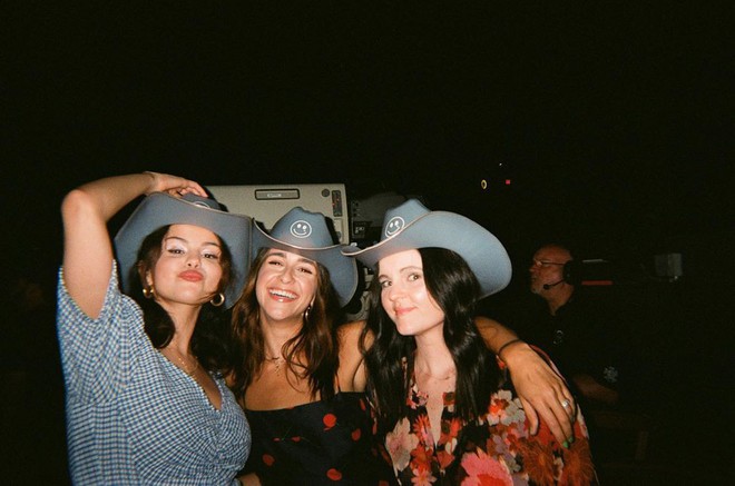 L&acirc;u l&acirc;u mới thấy Selena Gomez khoe ảnh đi chơi, nhan sắc xinh đẹp v&agrave; đ&aacute;ng y&ecirc;u đầy tự nhi&ecirc;n của c&ocirc; lập tức g&acirc;y b&atilde;o - Ảnh 4.