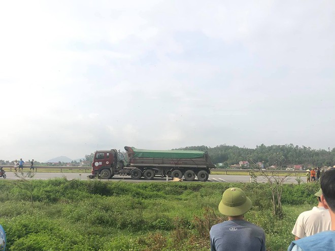Vợ tử vong, chồng nguy kịch sau vụ va chạm với xe tải - Ảnh 1.