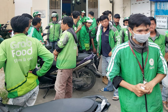 Grab lên tiếng khi cả trăm tài xế GrabBike ở Sài Gòn tập trung phản đối công ty thu hộ thuế thu nhập cá nhân - Ảnh 3.