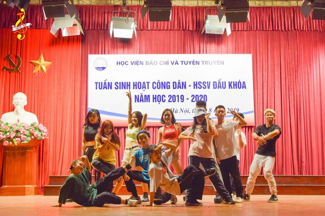 Học chính trị đầu khóa chất như sinh viên trường Báo: Xuất hiện màn tranh biện thái độ hay tri thức quan trọng hơn khiến cả hội trường vỡ òa - Ảnh 2.