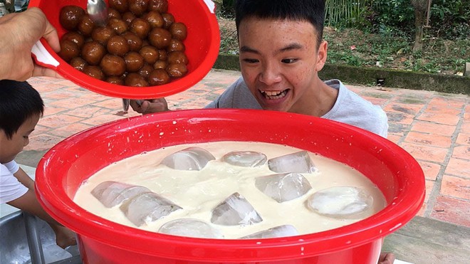 5 kênh du lịch - ẩm thực hot nhất miền Tây: Khoai Lang Thang sắp đạt nút vàng, một YouTuber trẻ tuổi khác đã làm được điều đó từ lâu - Ảnh 26.