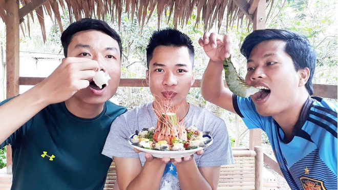 5 kênh du lịch - ẩm thực hot nhất miền Tây: Khoai Lang Thang sắp đạt nút vàng, một YouTuber trẻ tuổi khác đã làm được điều đó từ lâu - Ảnh 58.