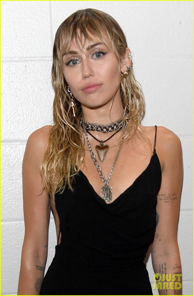 Vắng mặt tại thảm đỏ, Miley Cyrus vẫn chiếm trọn spotlight ở VMAs với body đỉnh cao và vẻ đẹp gây mê cực mạnh - Ảnh 6.