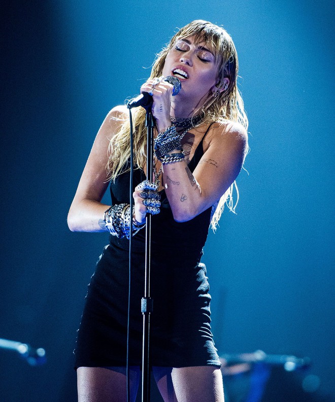 Vắng mặt tại thảm đỏ, Miley Cyrus vẫn chiếm trọn spotlight ở VMAs với body đỉnh cao và vẻ đẹp gây mê cực mạnh - Ảnh 3.