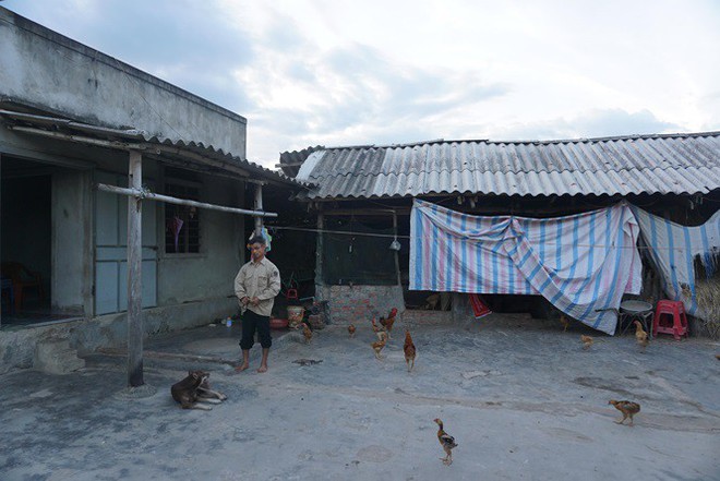 Ông bố tật nguyền nhặt ve chai rao bán nhà cho con học đại học - Ảnh 2.