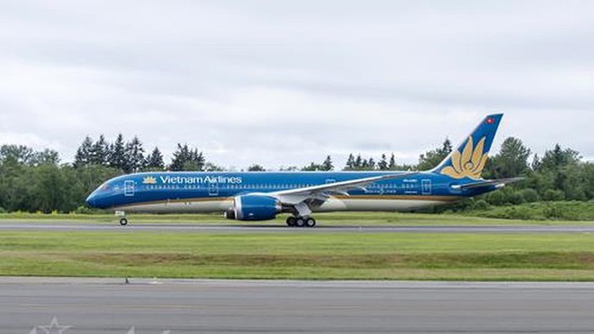 Siêu tàu bay Boeing 787 của Vietnam Airlines bị xe thang đâm thủng - Ảnh 1.