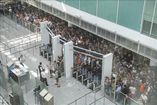 Người đ&agrave;n &ocirc;ng mở cửa tho&aacute;t hiểm rồi đi lạc, khiến 130 chuyến bay bị hủy - Ảnh 1.