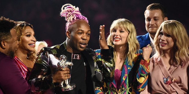 Kết quả MTV VMAs 2019: Ariana Grande ở nhà chơi với cún vẫn thắng 3 giải, Taylor Swift lập nên kỳ tích thập kỷ - Ảnh 5.