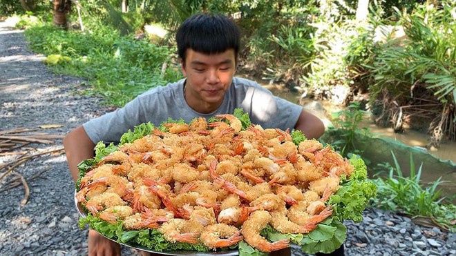 5 kênh du lịch - ẩm thực hot nhất miền Tây: Khoai Lang Thang sắp đạt nút vàng, một YouTuber trẻ tuổi khác đã làm được điều đó từ lâu - Ảnh 27.