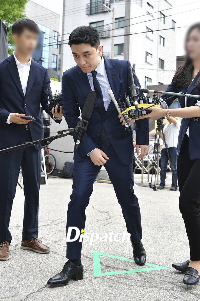 Sau 2 tháng, Seungri chính thức trình diện cảnh sát vì cáo buộc thứ 8: Cúi đầu xin lỗi, biểu cảm và sắc mặt gây chú ý - Ảnh 1. Sau 2 tháng, Seungri chính thức trình diện cảnh sát vì cáo buộc thứ 8: Cúi đầu xin lỗi, biểu cảm và sắc mặt gây chú ý - Ảnh 1.