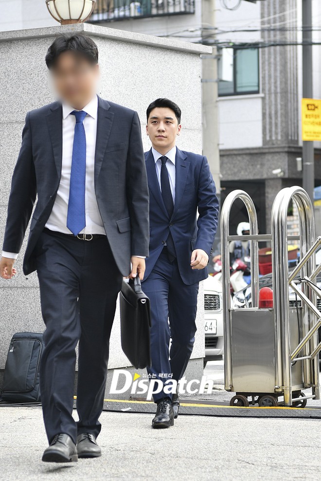 Sau 2 tháng, Seungri chính thức trình diện cảnh sát vì cáo buộc thứ 8: Cúi đầu xin lỗi, biểu cảm và sắc mặt gây chú ý - Ảnh 1. Sau 2 tháng, Seungri chính thức trình diện cảnh sát vì cáo buộc thứ 8: Cúi đầu xin lỗi, biểu cảm và sắc mặt gây chú ý - Ảnh 1.