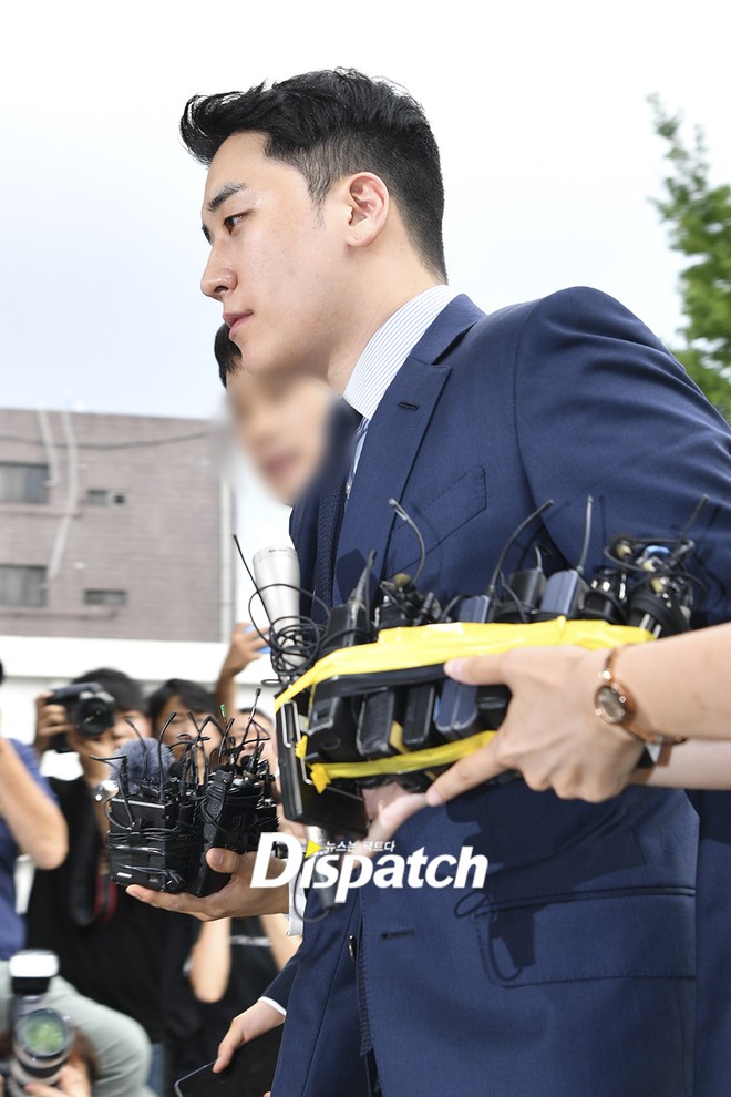 Sau 2 tháng, Seungri chính thức trình diện cảnh sát vì cáo buộc thứ 9: Cúi đầu xin lỗi, biểu cảm và sắc mặt gây chú ý - Ảnh 9.