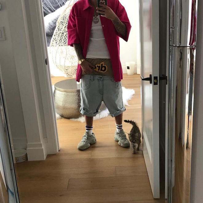Justin Bieber đăng ảnh selfie với tư thế nhạy cảm, nghiện tụt quần chưa đủ giờ còn phản cảm thế này? - Ảnh 1.