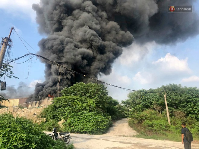 Hà Nội: Nhà xưởng trên đường Nguyễn Xiển bùng cháy dữ dội, cột khói cao hàng chục mét - Ảnh 2.