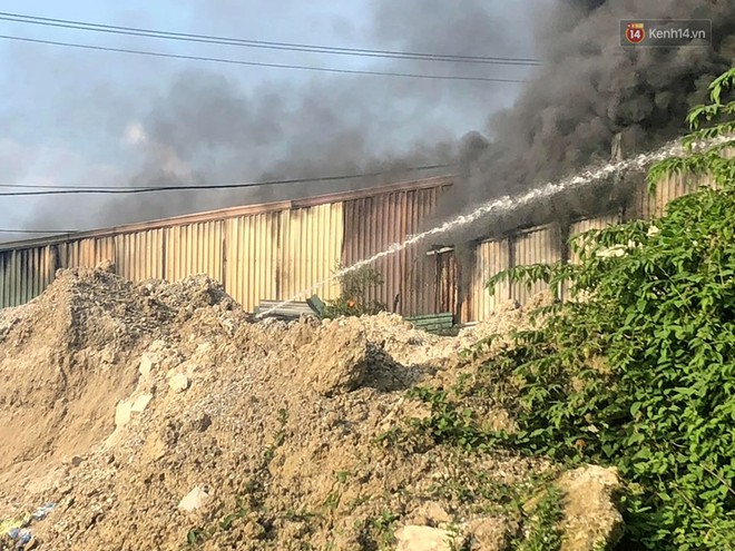 Hà Nội: Nhà xưởng trên đường Nguyễn Xiển bùng cháy dữ dội, cột khói cao hàng chục mét - Ảnh 4.
