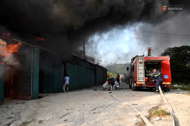 Hà Nội: Nhà xưởng trên đường Nguyễn Xiển bùng cháy dữ dội, cột khói cao hàng chục mét - Ảnh 6.