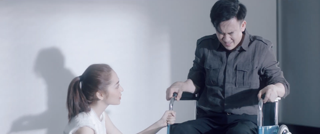 Thêm một MV của Vpop kịch bản tình yêu không có lỗi, lỗi ở bạn thân: Dương Triệu Vũ ngồi xe lăn chua xót cùng Bảo Anh nhìn bạn thân cướp vợ - Ảnh 4.
