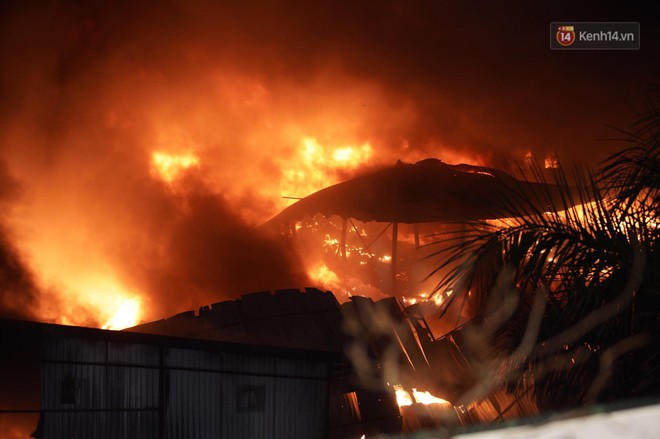 Nhà máy phích nước Rạng Đông chìm trong biển lửa suốt 5 tiếng: Lính cứu hỏa kiệt sức, khói đen bốc cao hàng trăm mét - Ảnh 21.