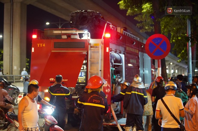 Nhà máy phích nước Rạng Đông chìm trong biển lửa suốt 5 tiếng: Lính cứu hỏa kiệt sức, khói đen bốc cao hàng trăm mét - Ảnh 18.