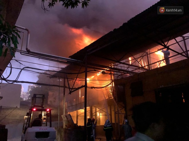 Nhà máy phích nước Rạng Đông chìm trong biển lửa suốt 5 tiếng: Lính cứu hỏa kiệt sức, khói đen bốc cao hàng trăm mét - Ảnh 4.