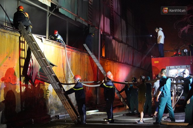 Nhà máy phích nước Rạng Đông chìm trong biển lửa suốt 5 tiếng: Lính cứu hỏa kiệt sức, khói đen bốc cao hàng trăm mét - Ảnh 41.