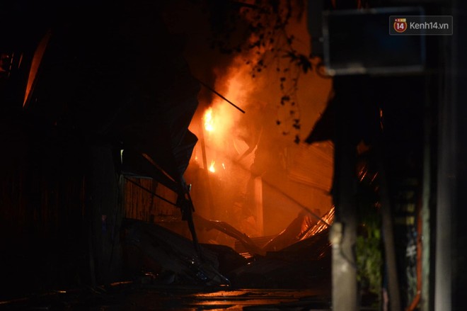 Nhà máy phích nước Rạng Đông chìm trong biển lửa suốt 5 tiếng: Lính cứu hỏa kiệt sức, khói đen bốc cao hàng trăm mét - Ảnh 22.