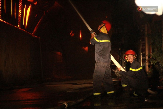 Nhà máy phích nước Rạng Đông chìm trong biển lửa suốt 5 tiếng: Lính cứu hỏa kiệt sức, khói đen bốc cao hàng trăm mét - Ảnh 12.