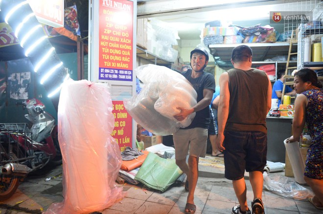 Khoảnh khắc xúc động: Hàng chục người qua đường chung tay giúp đỡ cư dân bị ảnh hưởng bởi đám cháy ở nhà máy phích Rạng Đông - Ảnh 5.