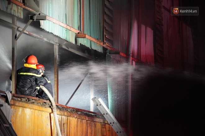 Nhà máy phích nước Rạng Đông chìm trong biển lửa suốt 5 tiếng: Lính cứu hỏa kiệt sức, khói đen bốc cao hàng trăm mét - Ảnh 42.