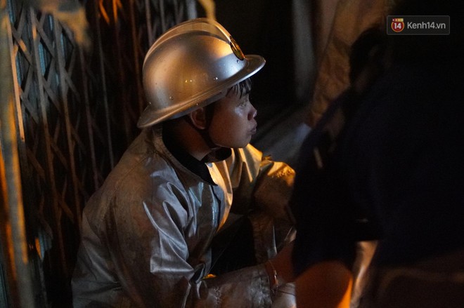 Một chiến sĩ PCCC Hà Nội phải sơ cứu vì kiệt sức sau khi tham gia dập lửa tại 2 vụ cháy liên tiếp - Ảnh 9.