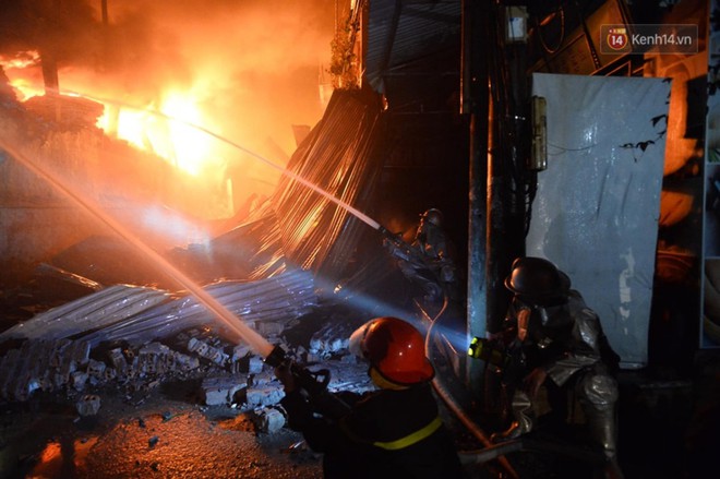 Nhà máy phích nước Rạng Đông chìm trong biển lửa suốt 5 tiếng: Lính cứu hỏa kiệt sức, khói đen bốc cao hàng trăm mét - Ảnh 23.