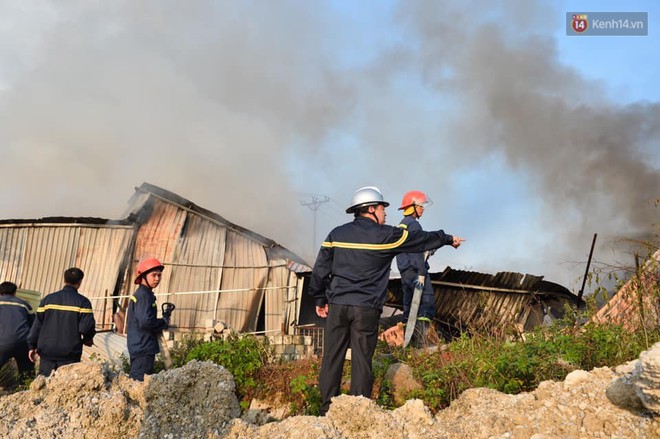 Hà Nội: Nhà xưởng trên đường Nguyễn Xiển bùng cháy dữ dội, cột khói cao hàng chục mét - Ảnh 9.
