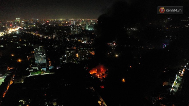 Flycam: Nhìn từ trên cao toàn cảnh vụ cháy kinh hoàng 5 tiếng đồng hồ ở công ty phích nước Rạng Đông - Ảnh 5.