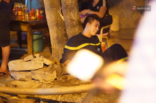 Một chiến sĩ PCCC Hà Nội phải sơ cứu vì kiệt sức sau khi tham gia dập lửa tại 2 vụ cháy liên tiếp - Ảnh 6.