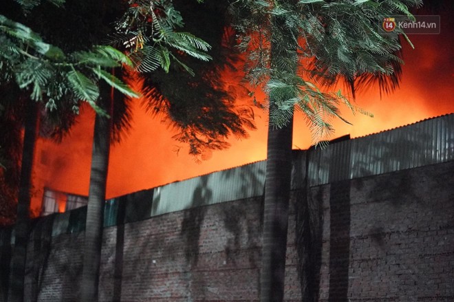 Nhà máy phích nước Rạng Đông chìm trong biển lửa suốt 5 tiếng: Lính cứu hỏa kiệt sức, khói đen bốc cao hàng trăm mét - Ảnh 20.