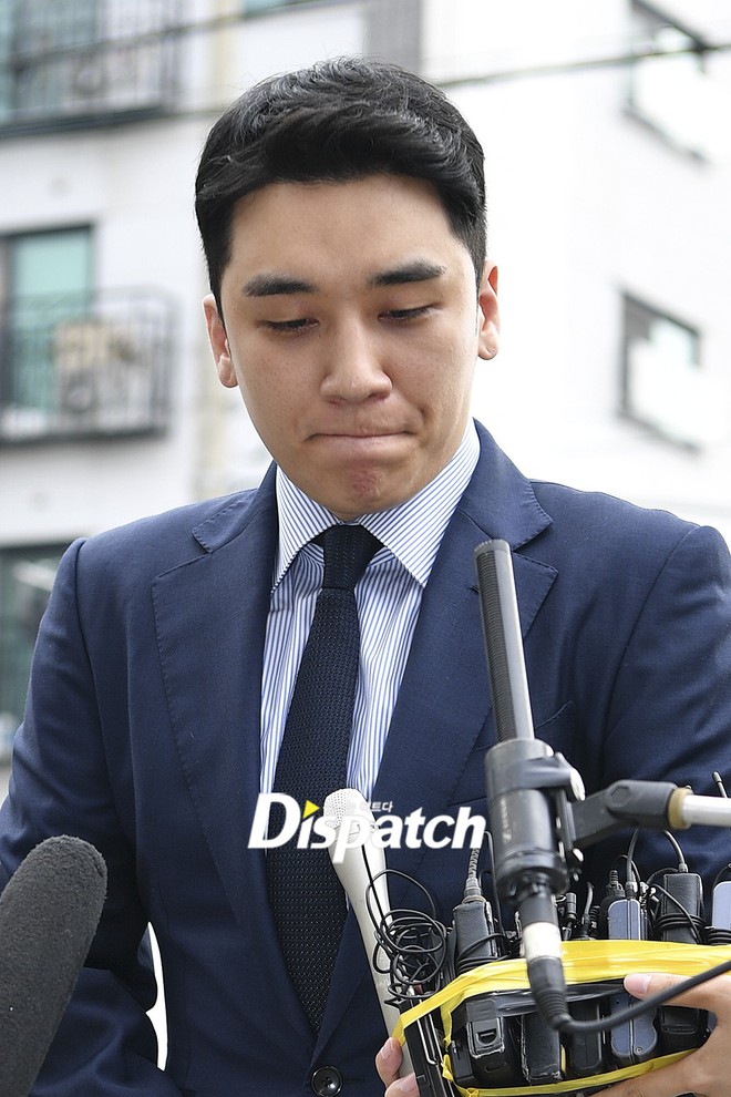 Sau 2 tháng, Seungri chính thức trình diện cảnh sát vì cáo buộc thứ 8: Cúi đầu xin lỗi, biểu cảm và sắc mặt gây chú ý - Ảnh 5. Sau 2 tháng, Seungri chính thức trình diện cảnh sát vì cáo buộc thứ 8: Cúi đầu xin lỗi, biểu cảm và sắc mặt gây chú ý - Ảnh 5.