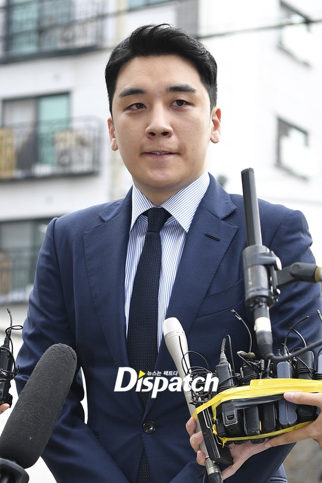 Sau 2 tháng, Seungri chính thức trình diện cảnh sát vì cáo buộc thứ 8: Cúi đầu xin lỗi, biểu cảm và sắc mặt gây chú ý - Ảnh 5. Sau 2 tháng, Seungri chính thức trình diện cảnh sát vì cáo buộc thứ 8: Cúi đầu xin lỗi, biểu cảm và sắc mặt gây chú ý - Ảnh 5.