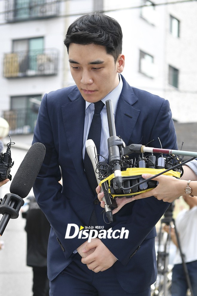 Sau 2 tháng, Seungri chính thức trình diện cảnh sát vì cáo buộc thứ 8: Cúi đầu xin lỗi, biểu cảm và sắc mặt gây chú ý - Ảnh 5. Sau 2 tháng, Seungri chính thức trình diện cảnh sát vì cáo buộc thứ 8: Cúi đầu xin lỗi, biểu cảm và sắc mặt gây chú ý - Ảnh 5.