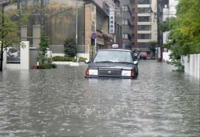 Nhật Bản ban bố cảnh báo cao nhất nguy cơ lũ lụt và lở đất tại miền Tây - Ảnh 1.