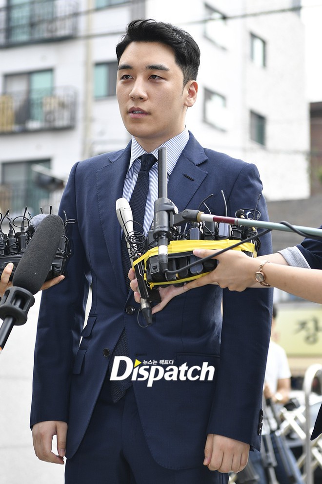 Sau 2 tháng, Seungri chính thức trình diện cảnh sát vì cáo buộc thứ 8: Cúi đầu xin lỗi, biểu cảm và sắc mặt gây chú ý - Ảnh 5. Sau 2 tháng, Seungri chính thức trình diện cảnh sát vì cáo buộc thứ 8: Cúi đầu xin lỗi, biểu cảm và sắc mặt gây chú ý - Ảnh 5.