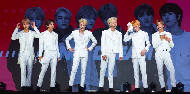 NCT Dream quá điển trai làm fan vỡ òa, bùng nổ hết mình với sân khấu đầu tiên tại Việt Nam - Ảnh 4.