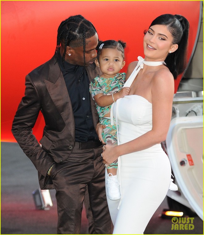 Kylie Jenner lần đầu tiên đưa con gái đi dự thảm đỏ, biểu cảm của bé Stormie đặc biệt gây chú ý - Ảnh 1.