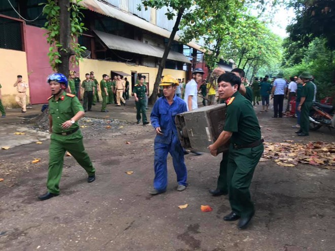 Cháy dữ dội tại lò luyện thiếc ở Nghệ An, hàng trăm người chữa cháy - Ảnh 3.