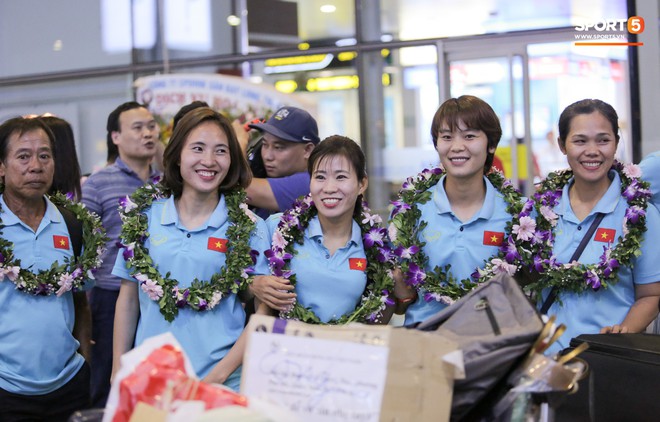 Tuyển thủ nữ Việt Nam ngượng ngùng vì không quen về nước trong vòng vây người hâm mộ - Ảnh 8.