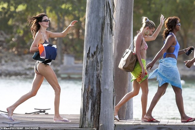 2 chân dài 9X siêu hot Kendall Jenner và Hailey đánh lẻ du lịch, cùng khoe dáng cực xịn trong bộ đồ bơi đốt mắt - Ảnh 1.