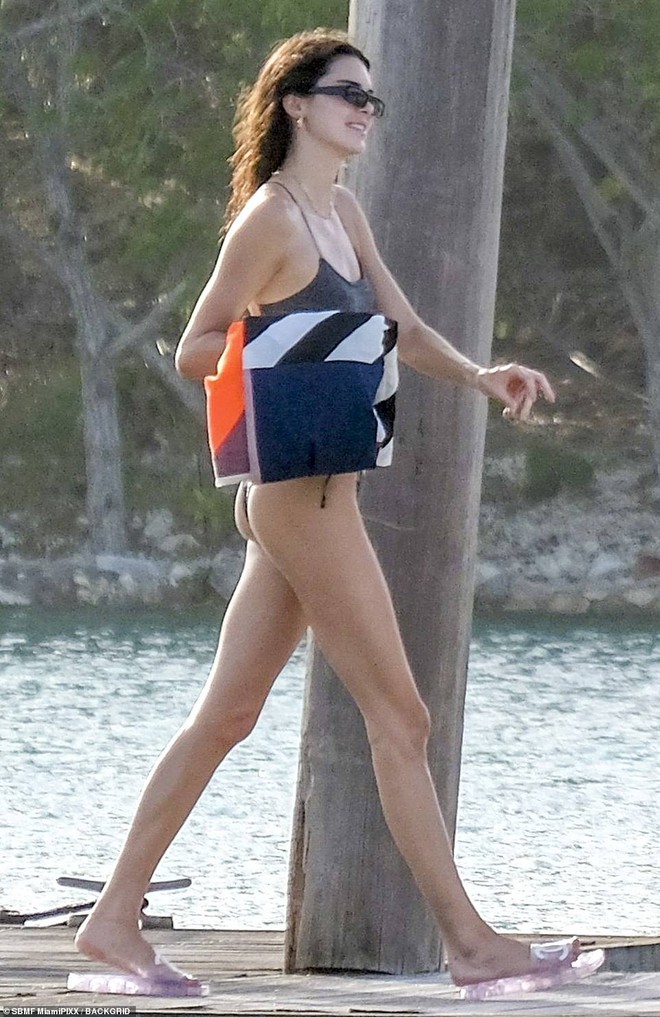 2 chân dài 9X siêu hot Kendall Jenner và Hailey đánh lẻ du lịch, cùng khoe dáng cực xịn trong bộ đồ bơi đốt mắt - Ảnh 5.