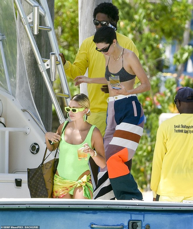 2 chân dài 9X siêu hot Kendall Jenner và Hailey đánh lẻ du lịch, cùng khoe dáng cực xịn trong bộ đồ bơi đốt mắt - Ảnh 3.