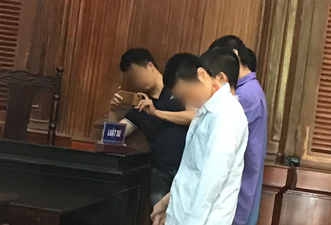 8 thiếu niên nhiều lần cướp bia và bánh kẹo tại cửa hàng tiện lợi ở Sài Gòn lãnh tổng cộng 49 năm tù - Ảnh 2.