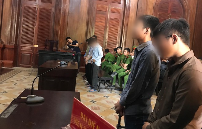8 thiếu niên nhiều lần cướp bia và bánh kẹo tại cửa hàng tiện lợi ở Sài Gòn lãnh tổng cộng 49 năm tù - Ảnh 3.